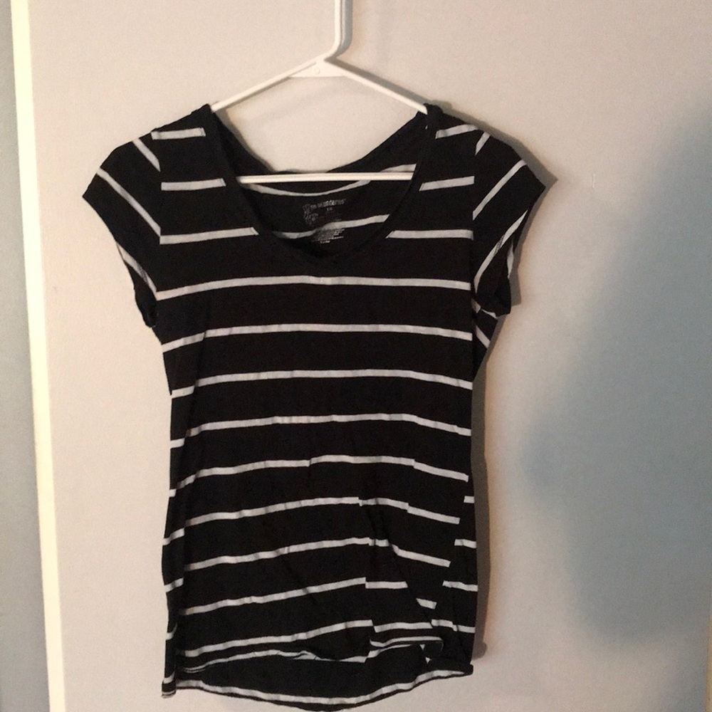 Adorable black and white shirt